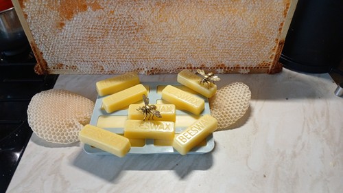 Yellow beeswax blocks - beeswax, 100%
